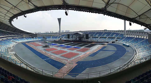 体育馆这类大型声场的扩声系统技术上有什么要求？